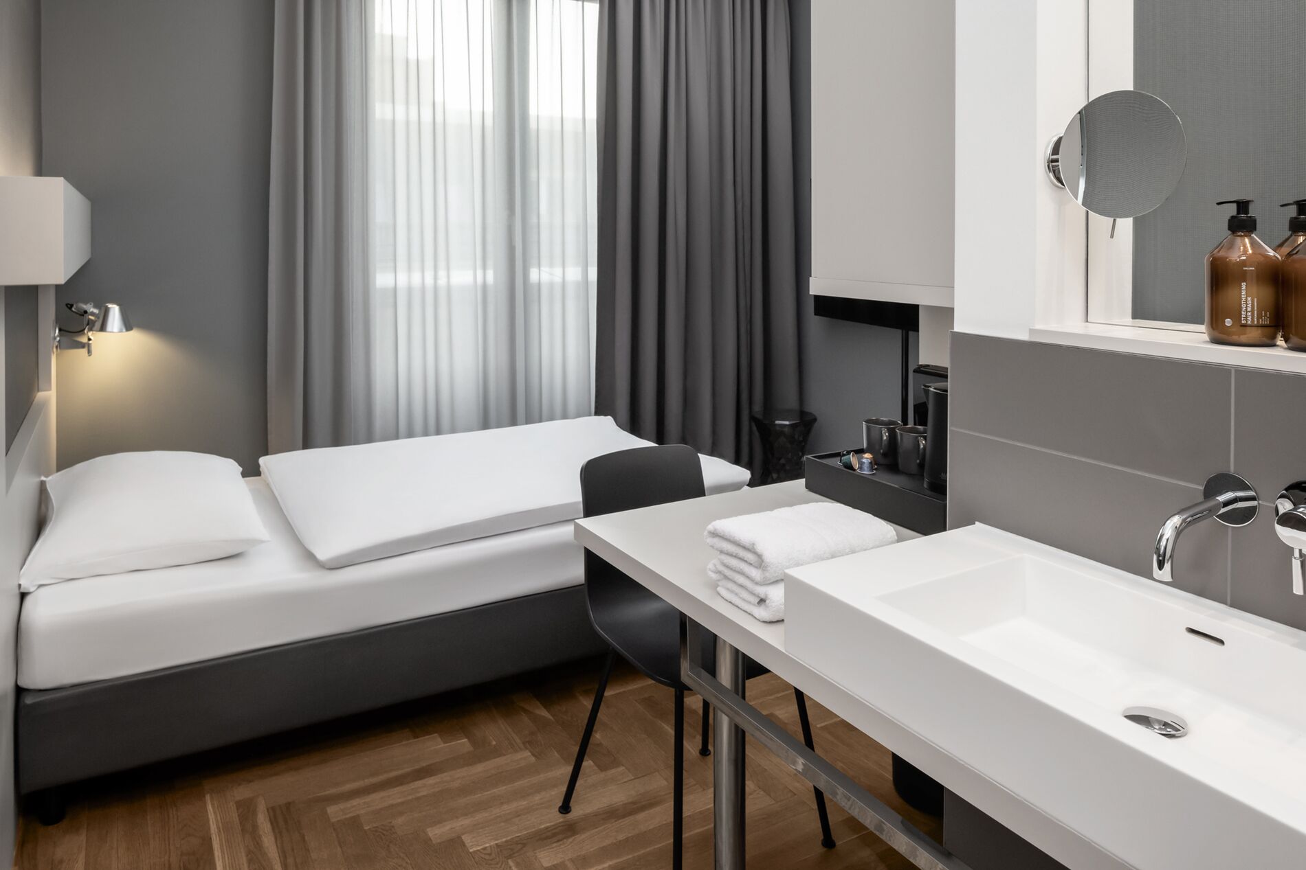 single room | 1 bedroom, in-room safe, desk, blackout curtains