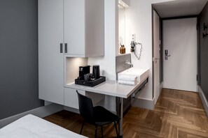 Single Room | In-room safe, desk, blackout drapes, soundproofing - Hotel AMANO Rooms & Apartments (Berlin)