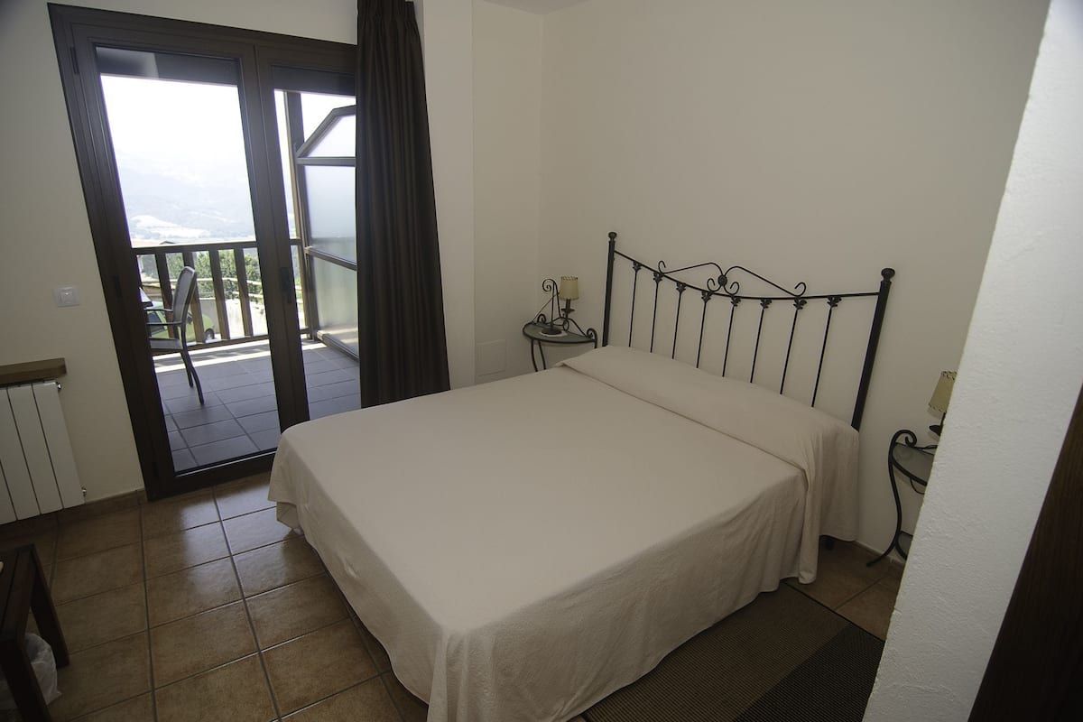 Cots/infant beds, rollaway beds, free WiFi, bed sheets