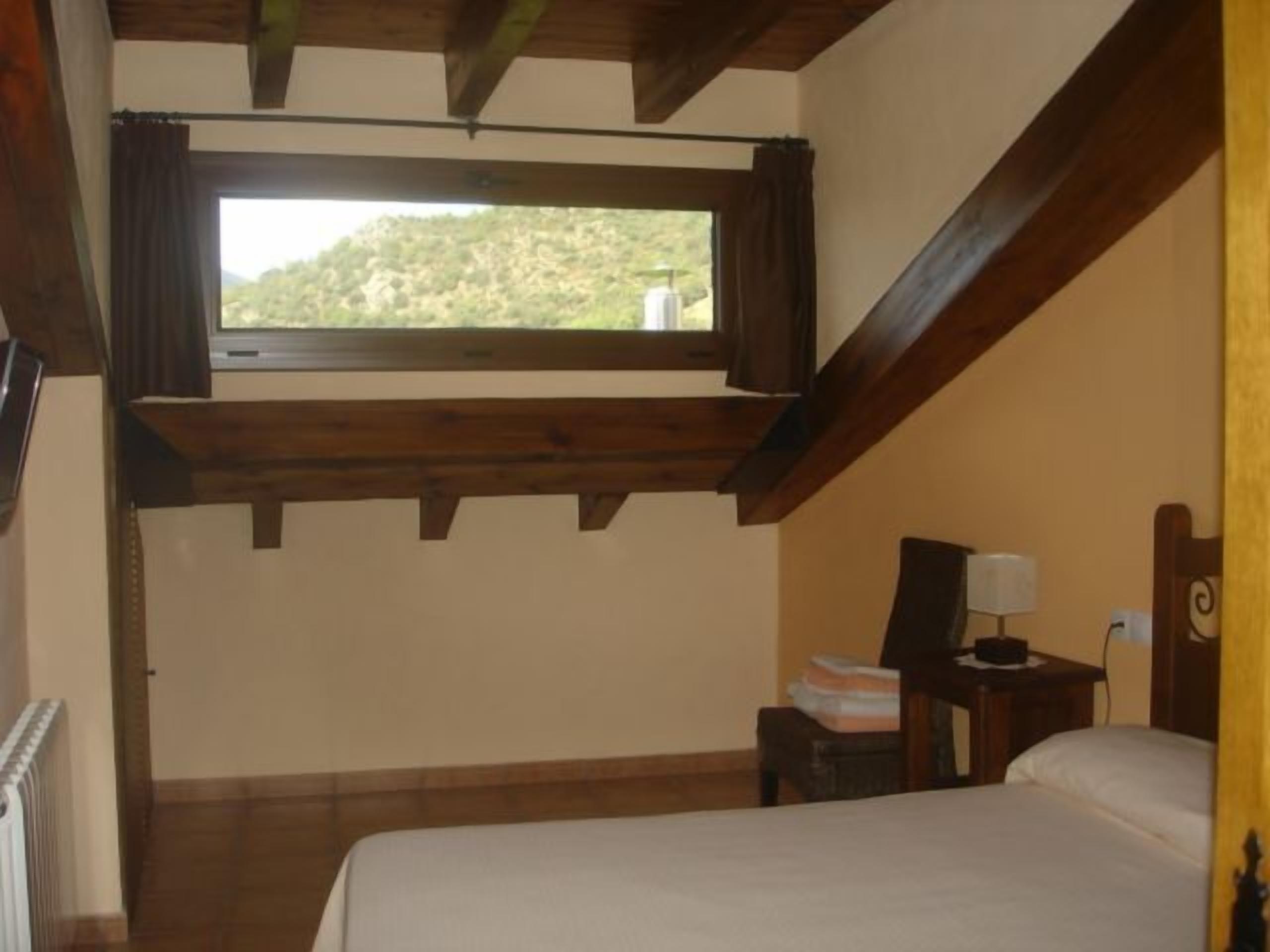 Habitación superior con 1 cama doble o 2 individuales, terraza | Cunas (de pago), camas supletorias, wifi gratis y ropa de cama