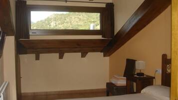 Habitación superior con 1 cama doble o 2 individuales, terraza | Cunas (de pago), camas supletorias, wifi gratis y ropa de cama