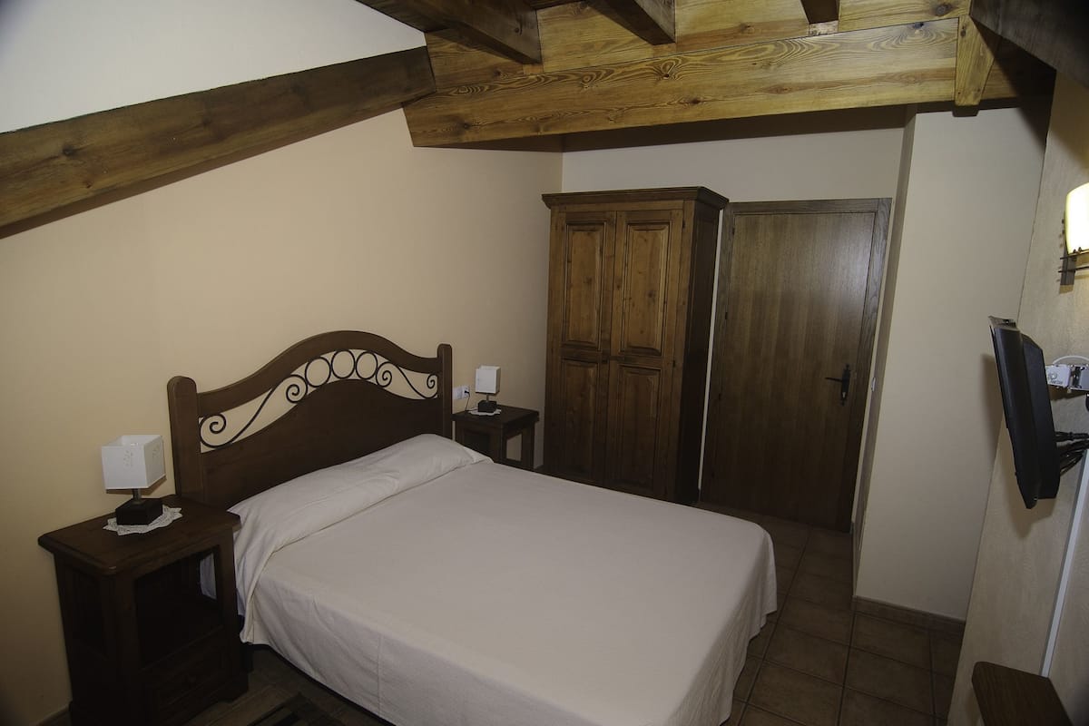 Cots/infant beds, rollaway beds, free WiFi, bed sheets
