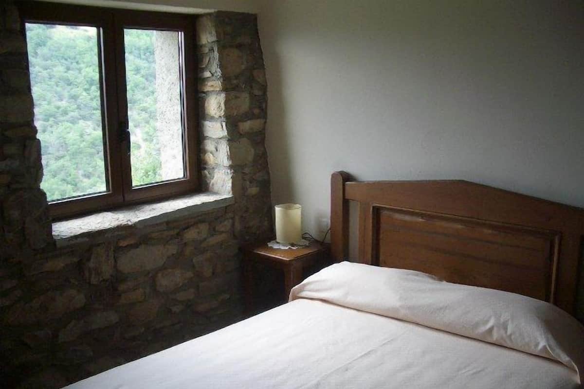 Cots/infant beds, rollaway beds, free WiFi, bed sheets