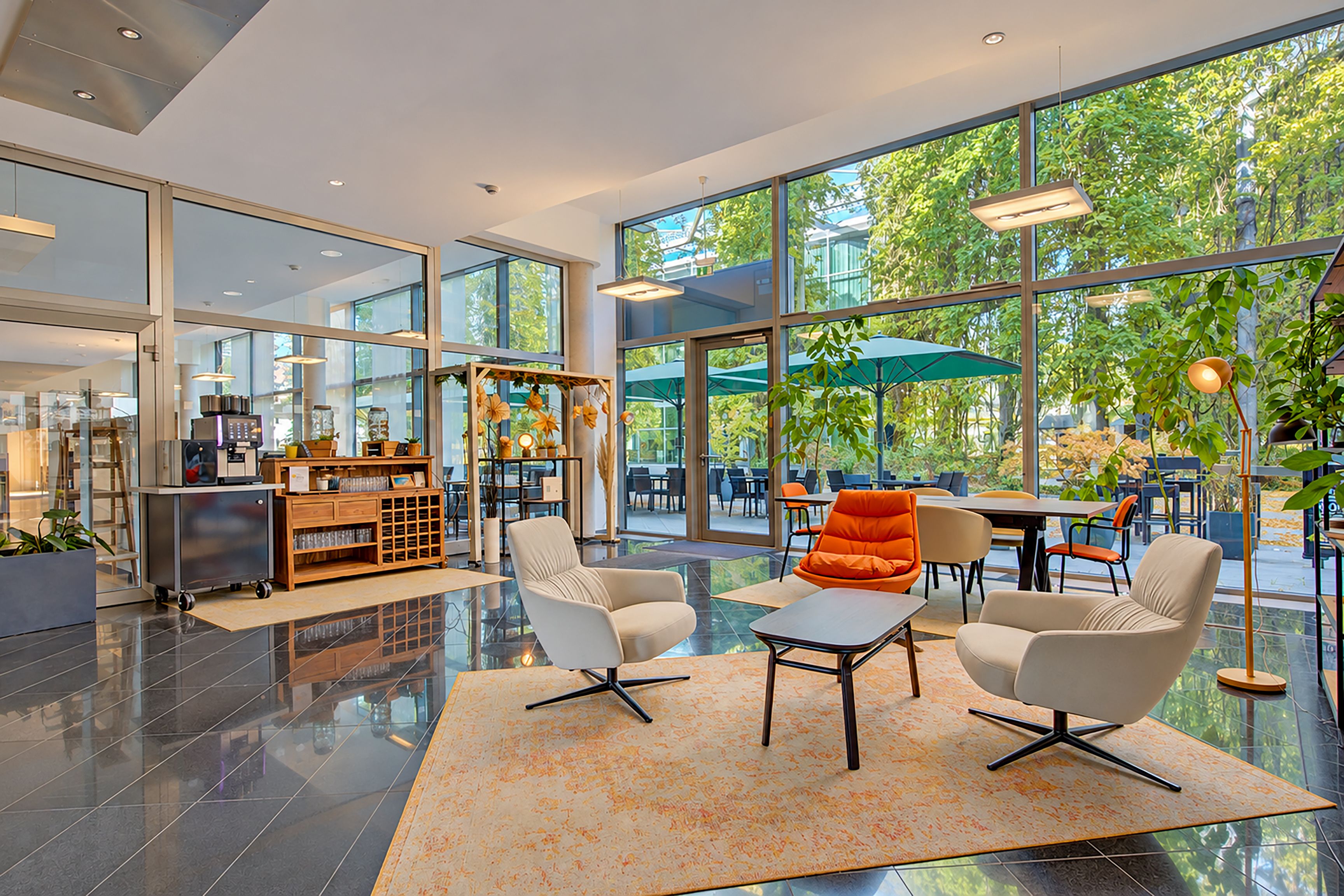 Un interior moderno con una zona de estar, ventanas amplias y vistas al exterior.