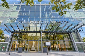 A modern building with a glass facade and the text 'SEMINARIES CAMPUS HOTEL' on the upper part. - Seminaris Sunday Campus Hotel Berlin (Berlin)