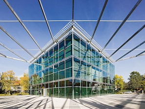 A modern glass building with a steel framework, large windows, and a flat roof. - Seminaris Sunday Campus Hotel Berlin (Berlin)