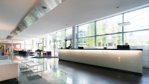 A spacious lobby with a long reception desk, large windows, and a clean, modern design. - Seminaris CampusHotel Berlin (Berlin)