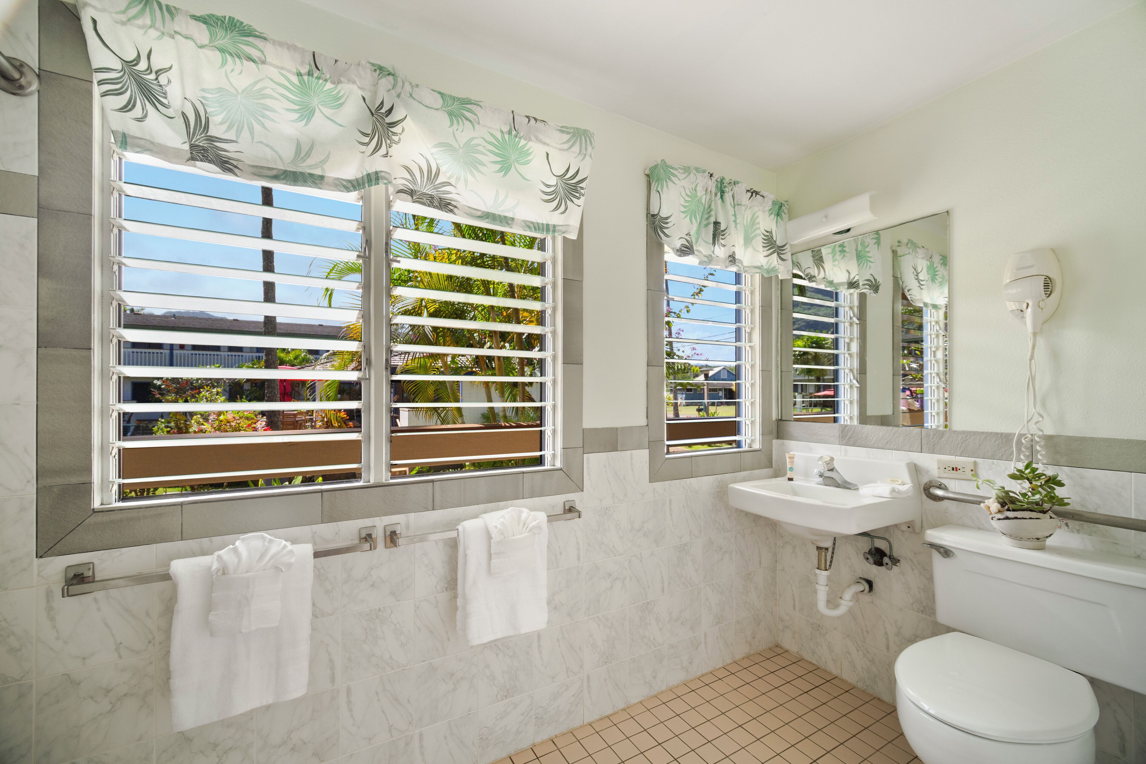 standard room, 1 queen bed, roll-in shower, lanai (no resort fee, free breakfast) | bathroom | combined shower/bathtub, free toiletries, hair dryer, towels