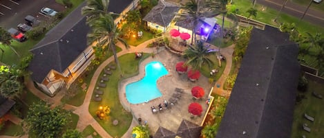 Piscine extérieure, chaises longues