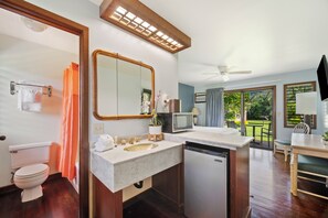 Standard Room, 1 King Bed, Lanai, Mountain View (No Resort Fee, Free Breakfast) | Bathroom