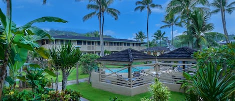 Chambre (Large Queen, No Resort Fee, Breakfast) | Piscine extérieure