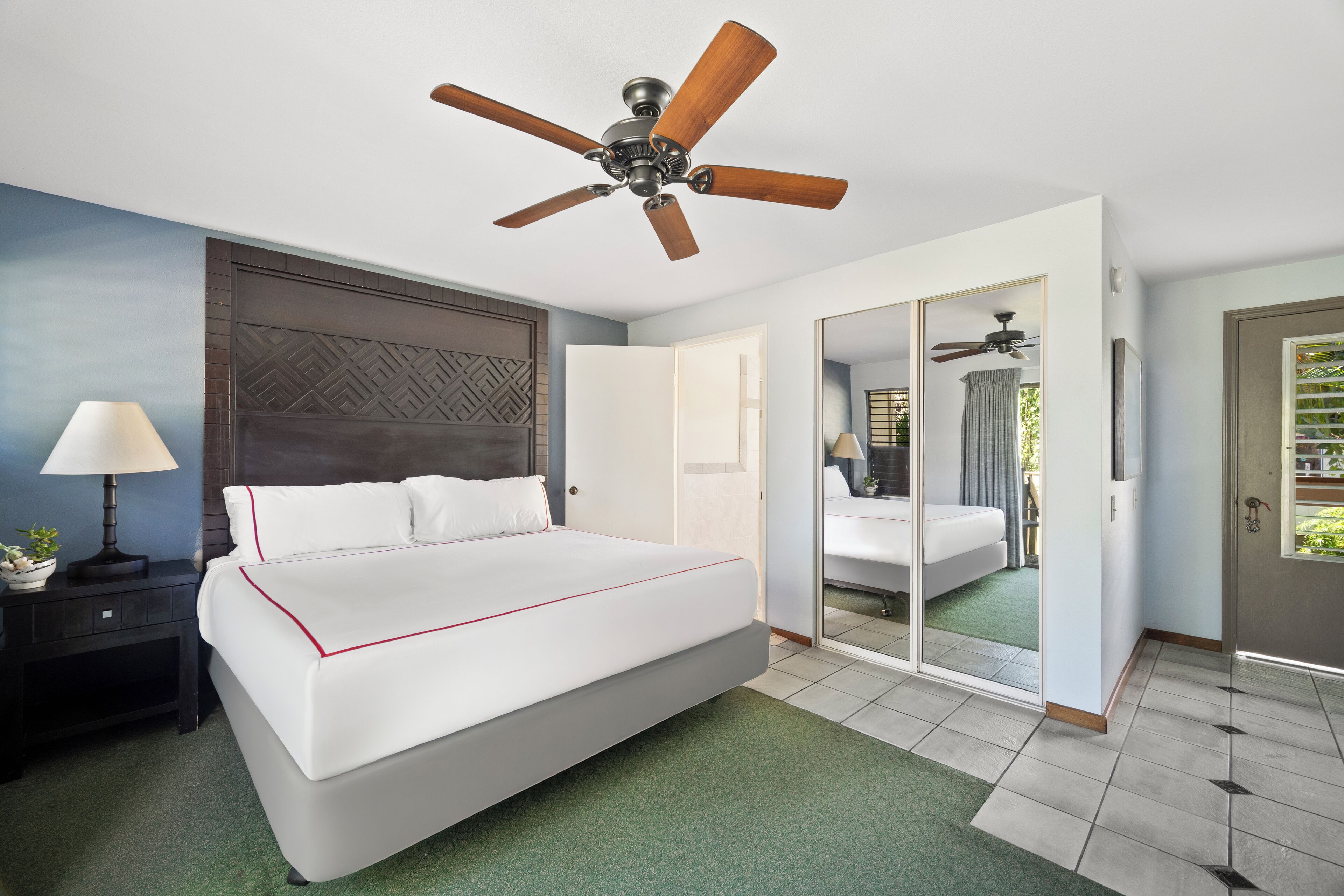 ستائر تعتيم ومكواة/لوح كي وواي فاي مجانًا وملاءات أسرّة