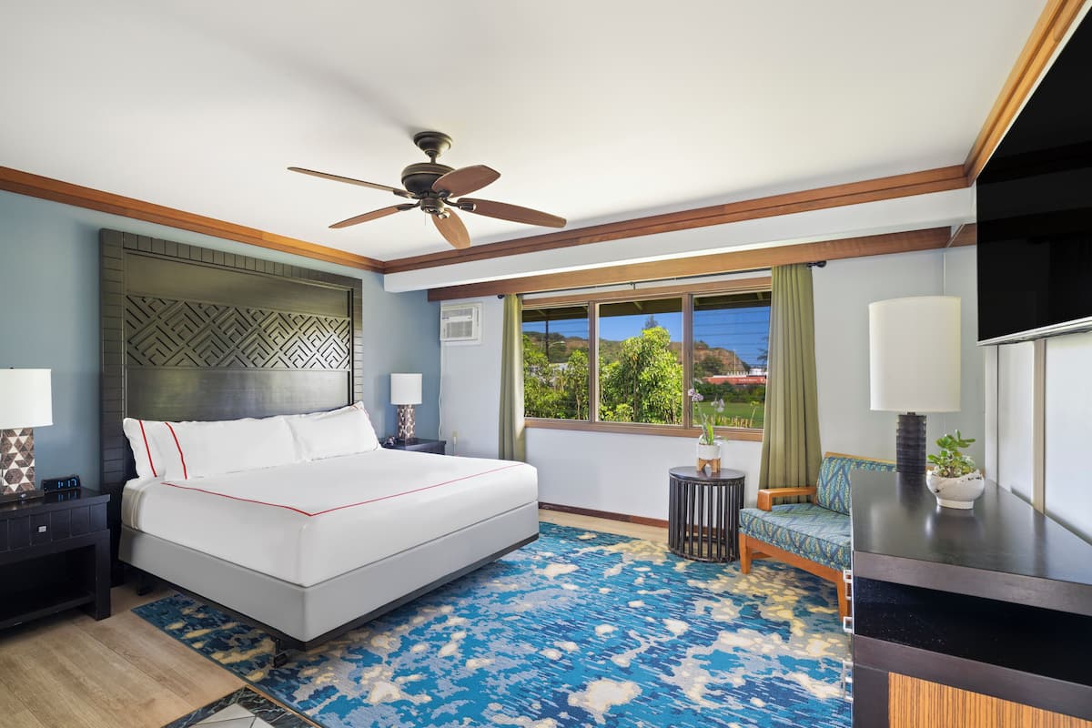 Suite, 1 King Bed (Soaking Tub, No Resort Fee, Breakfast) | Blackout drapes, iron/ironing board, WiFi (free), bed sheets