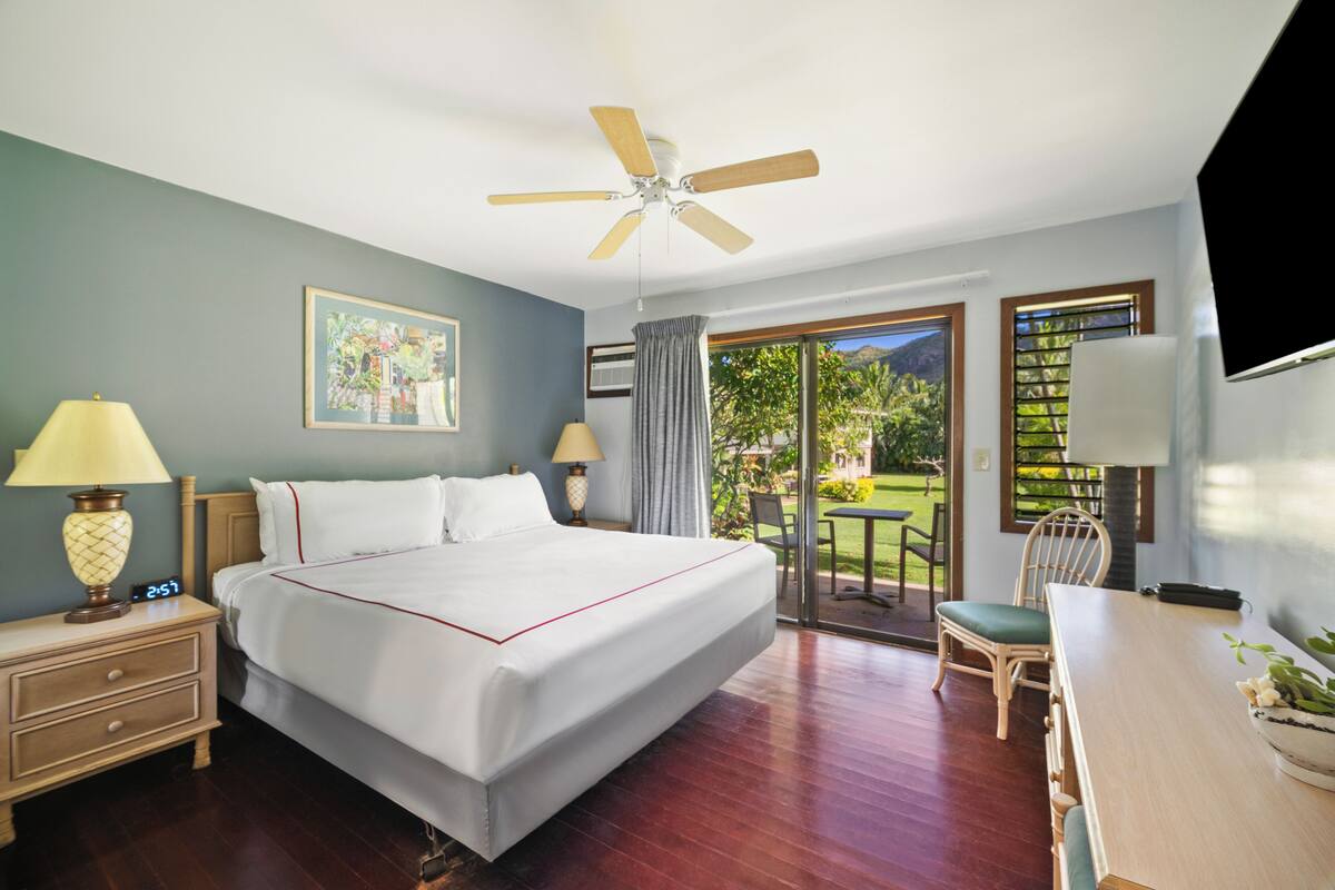 Standard Room, 1 King Bed, Lanai, Mountain View (No Resort Fee, Free Breakfast) | Terrace/patio