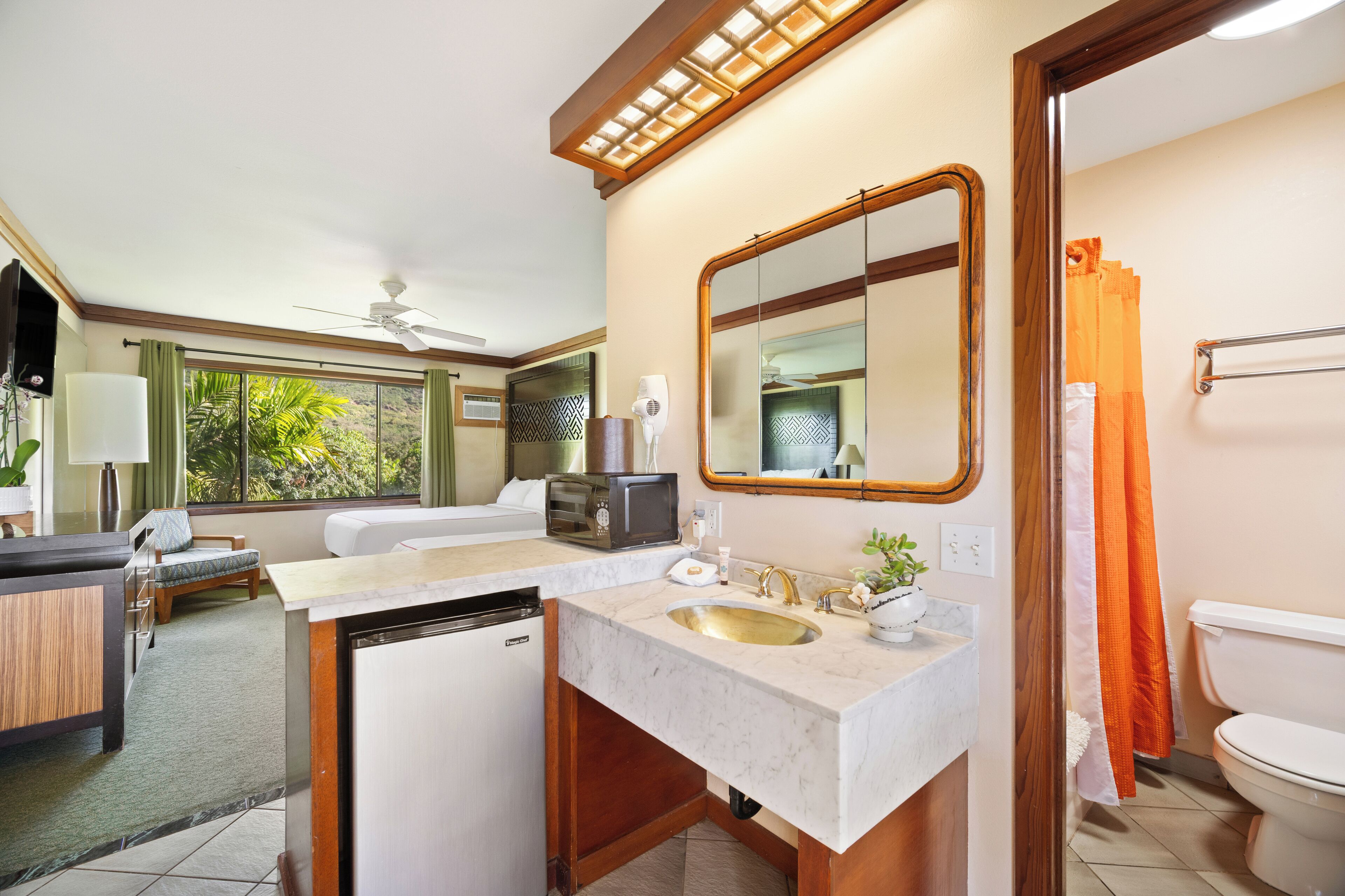 combined shower/bathtub, free toiletries, hair dryer, towels