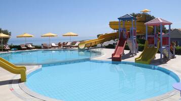 Piscine extérieure (ouverte en saison), parasols de plage