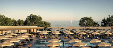 Piscine extérieure en saison, parasols, chaises longues