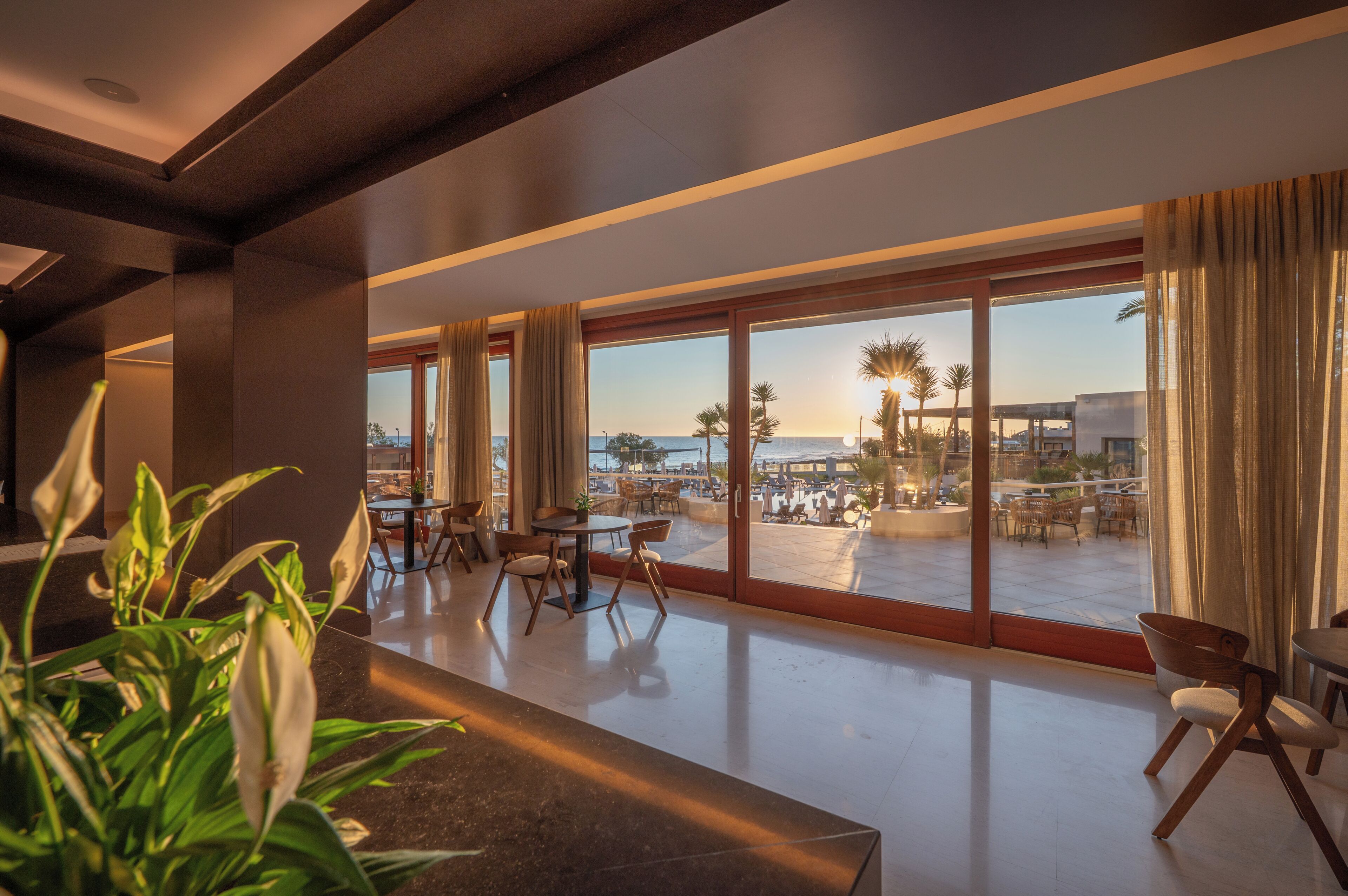 2 Bars/Lounges, Poolbar