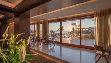 2 Bars/Lounges, Poolbar
