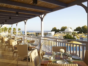 Free daily buffet breakfast
