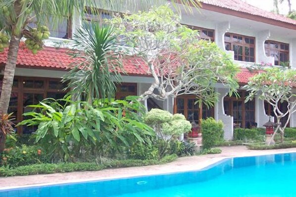 Outdoor pool - Sinar Bali Hotel (Legian)