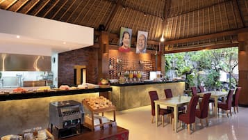 Serviço de café da manhã, culinária asiática, vistas para o jardim