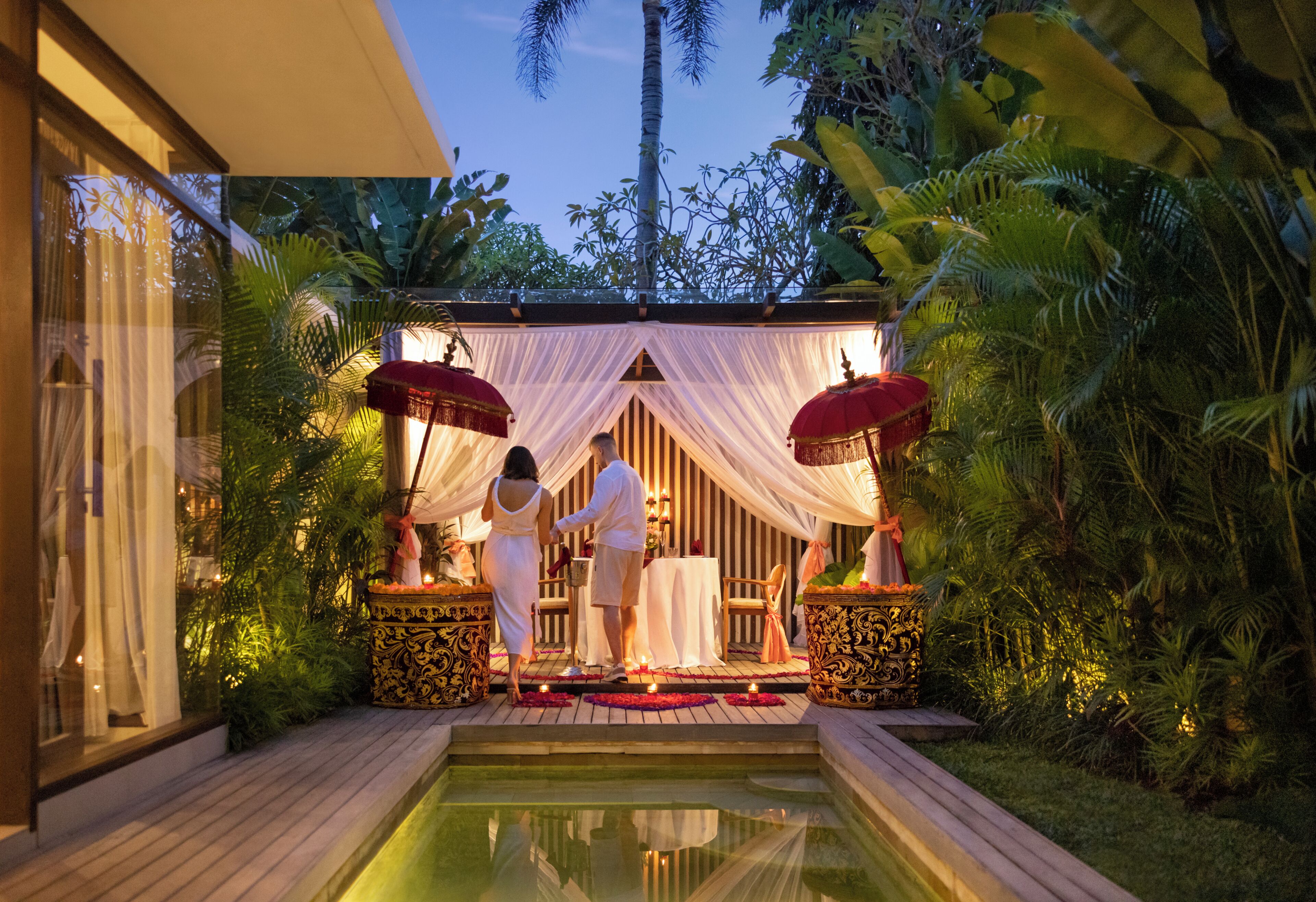 Se sirven desayunos y almuerzos; cocina asiática; con vista al jardín