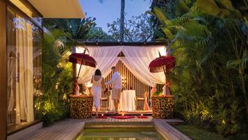 Se sirven desayunos y almuerzos; cocina asiática; con vista al jardín