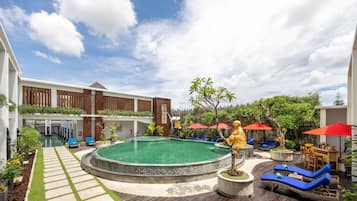 Alberca al aire libre, sombrillas en la alberca y camastros