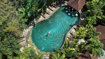 Piscina externa, funciona das 7h às 21h30, guarda-sóis, espreguiçadeiras