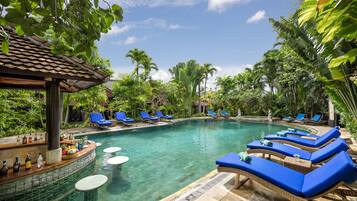 Piscina externa, funciona das 7h às 21h30, guarda-sóis, espreguiçadeiras