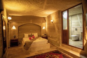 Habitación cuádruple Deluxe | 1 habitación, decoración personalizada y cortinas blackout