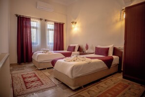 Habitación clásica con 2 camas individuales | 1 habitación, decoración personalizada y cortinas blackout