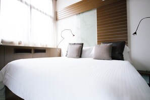 Double Room | Minibar, in-room safe, desk, laptop workspace - Hotel Museu Llegendes de Girona (Girona)