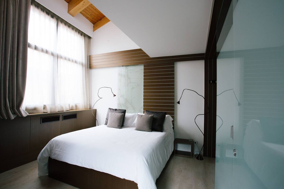 Junior Suite | Minibar, in-room safe, desk, laptop workspace