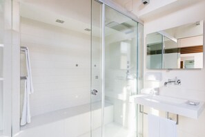 Deluxe Suite (Margarita Bonita) | Bathroom