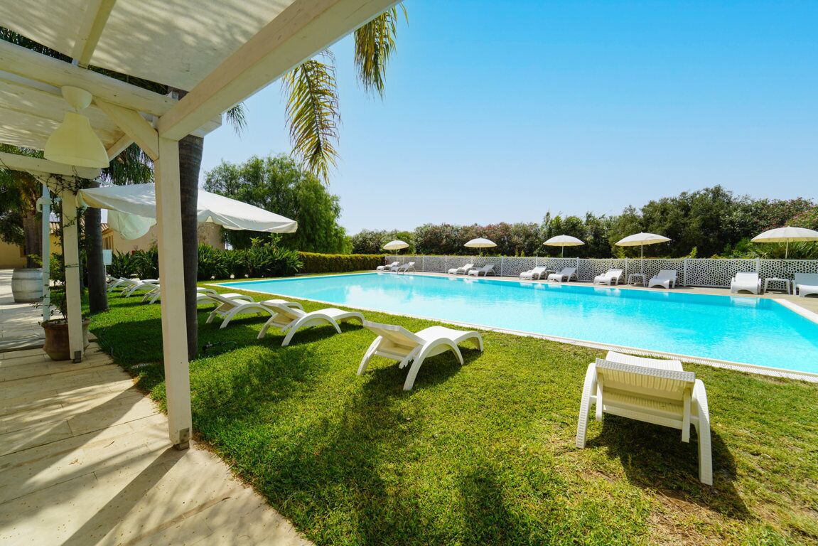 seasonal outdoor pool, open 10:00 am to 6:00 pm, pool loungers