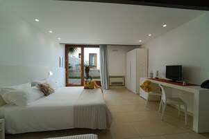 Ropa de cama hipoalergénica, minibar, caja fuerte