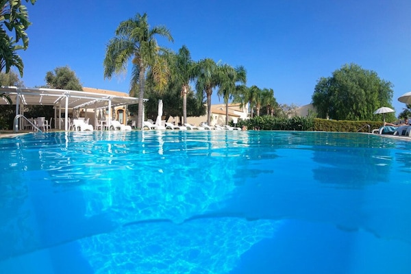 Piscine extérieure (ouverte en saison), chaises longues