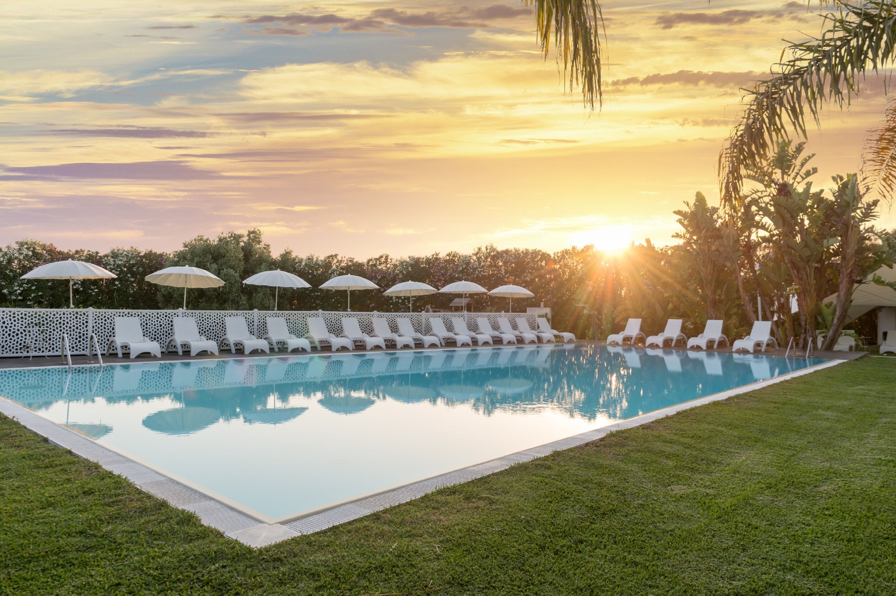 seasonal outdoor pool, open 10:00 am to 6:00 pm, pool loungers