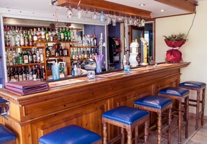 2 bars/lounges, poolside bar - Estella Hotel and Apartments (Limassol)