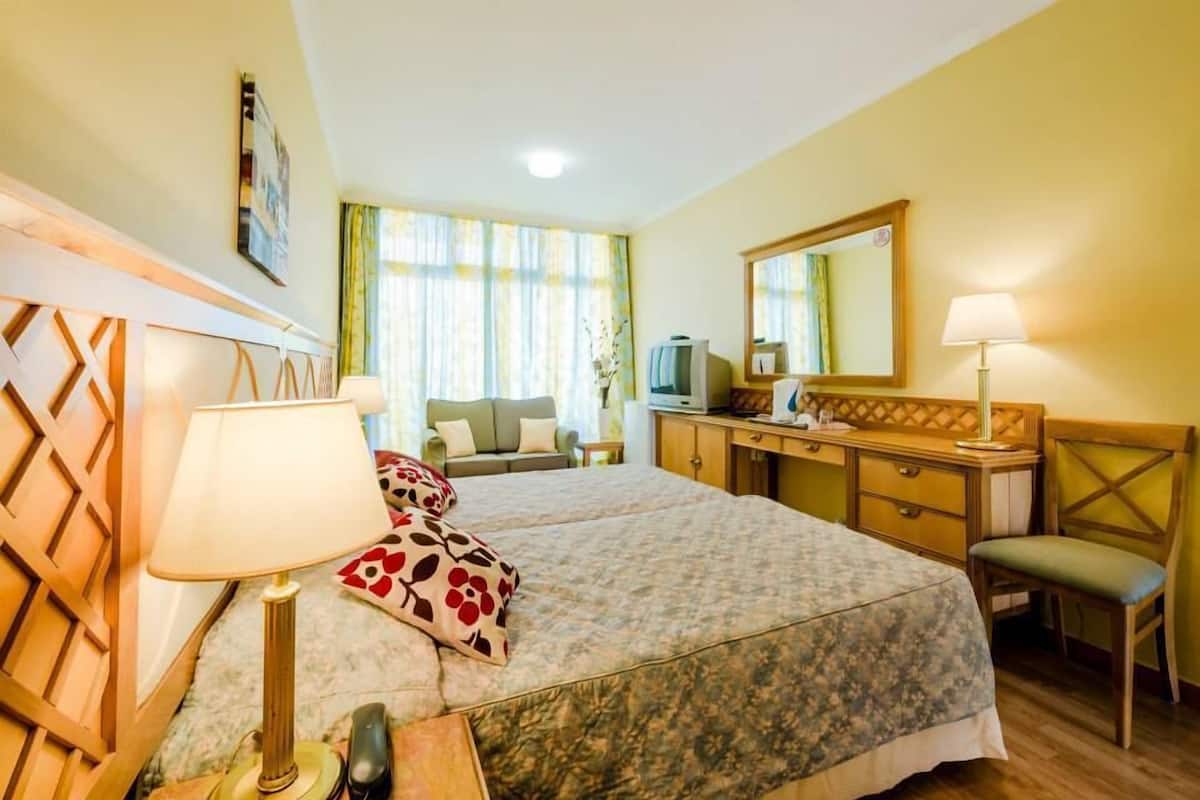 Desk, iron/ironing board, WiFi, bed sheets