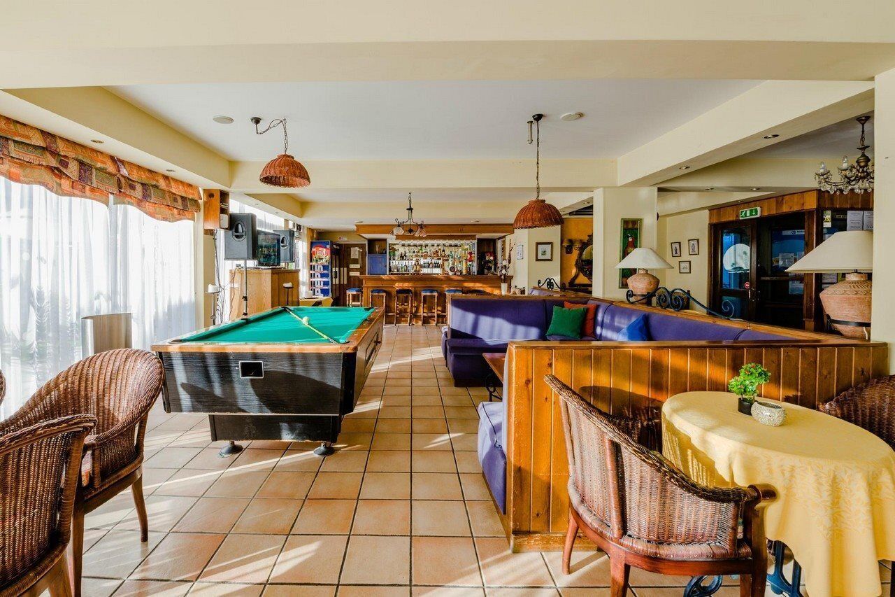 2 bars/lounges, poolside bar