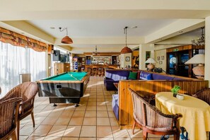 2 Bars/Lounges, Poolbar