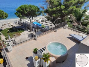 Penthouse, 2 Bedrooms, Jetted Tub, Sea Facing | Private spa tub