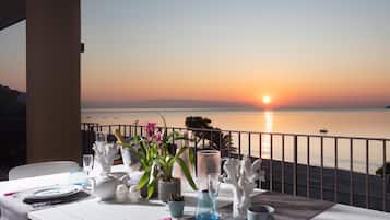 Deluxe Penthouse, 4 Bedrooms, Jetted Tub, Sea Facing | Terrace/patio