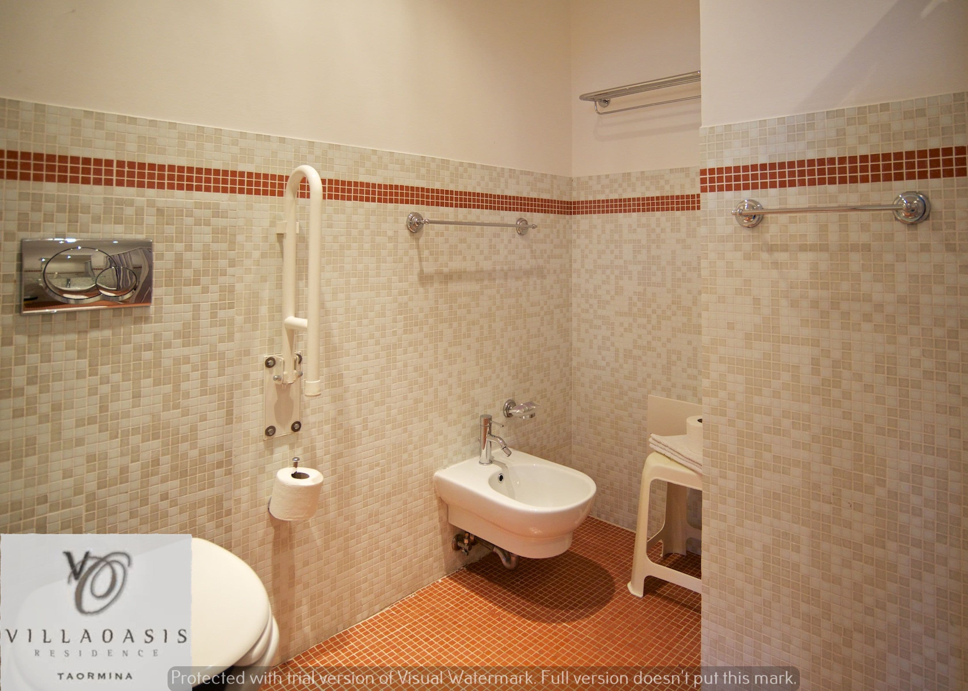 Une salle de bain équipée de toilettes, d’un bidet et d’un lavabo.