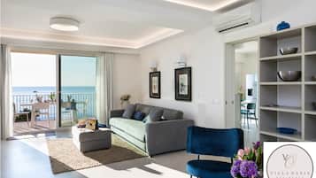 Deluxe Penthouse, 4 Bedrooms, Jetted Tub, Sea Facing | Living area