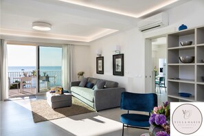 Deluxe Penthouse, 4 Bedrooms, Jetted Tub, Sea Facing | Living area | LCD TV