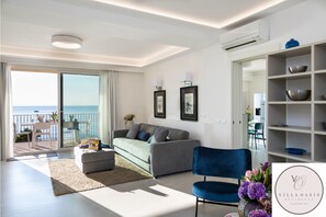 Deluxe Penthouse, 4 Bedrooms, Jetted Tub, Sea Facing | Living area